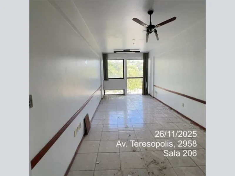 Foto 2 de 8: Comercial em leilão em Porto Alegre - RS, bairro Teresópolis — Sala - Porto Alegre - RS