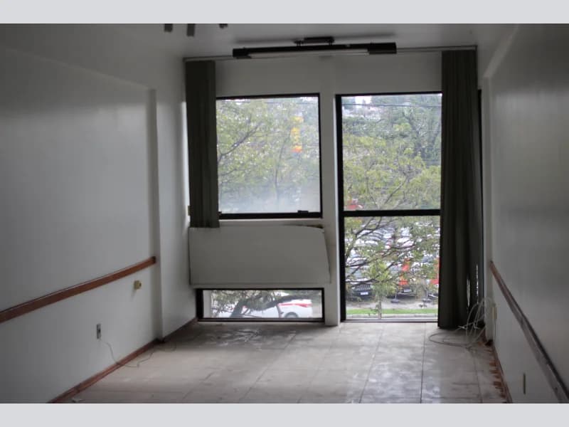 Foto 4 de 8: Comercial em leilão em Porto Alegre - RS, bairro Teresópolis — Sala - Porto Alegre - RS