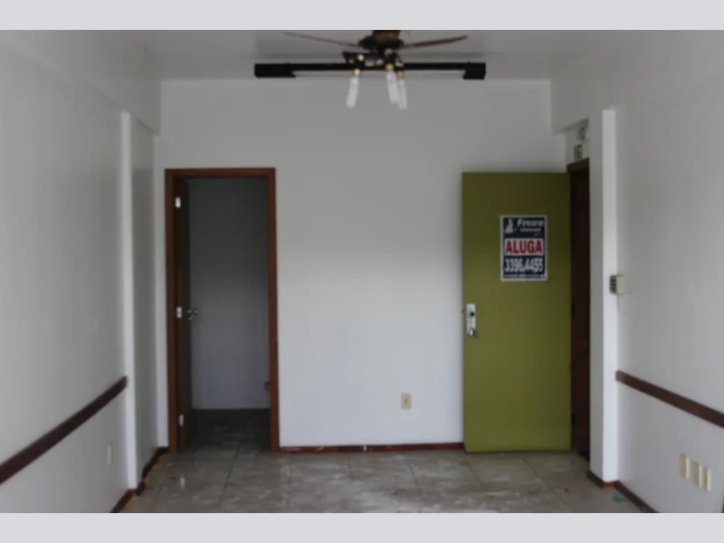 Foto 6 de 8: Comercial em leilão em Porto Alegre - RS, bairro Teresópolis — Sala - Porto Alegre - RS