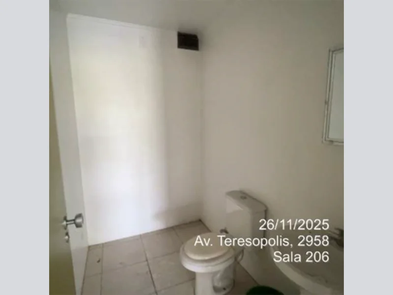 Foto 7 de 8: Comercial em leilão em Porto Alegre - RS, bairro Teresópolis — Sala - Porto Alegre - RS