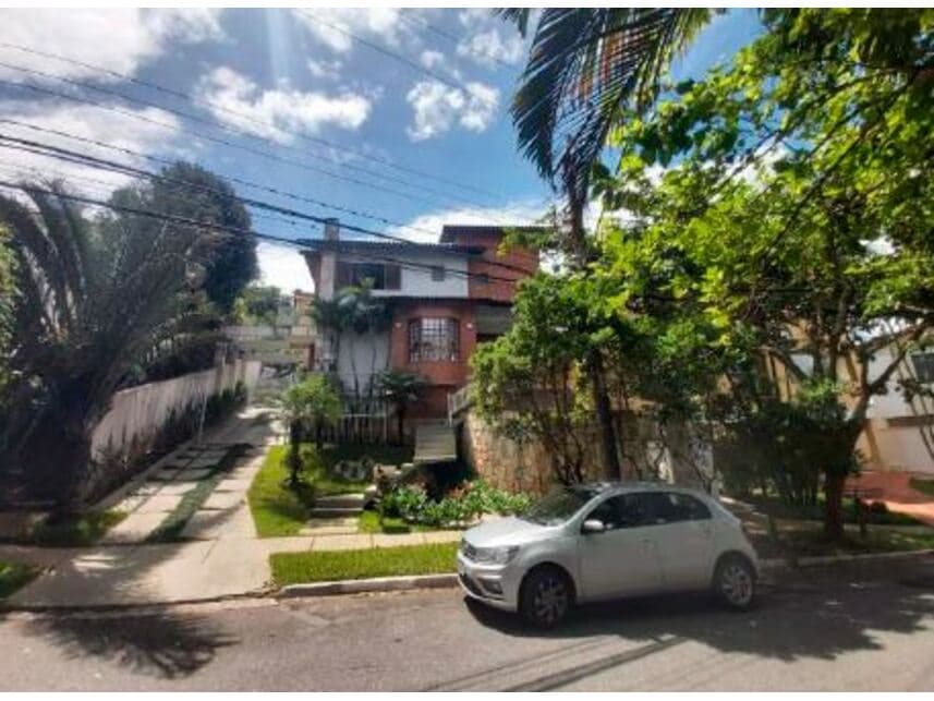 Casa em leilão em Cotia - SP — Casa à venda em leilão