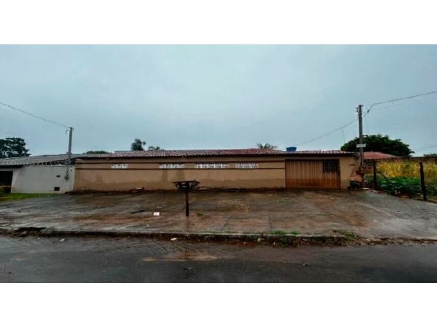 Casa em leilão em Trindade - GO — Casa à venda em leilão