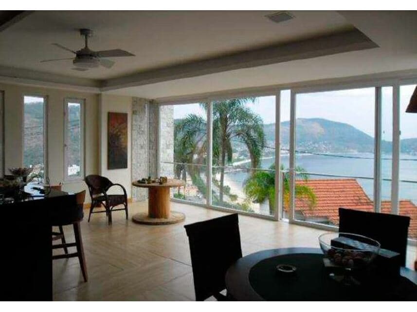 Casa em leilão em Niterói - RJ — Casa à venda em leilão