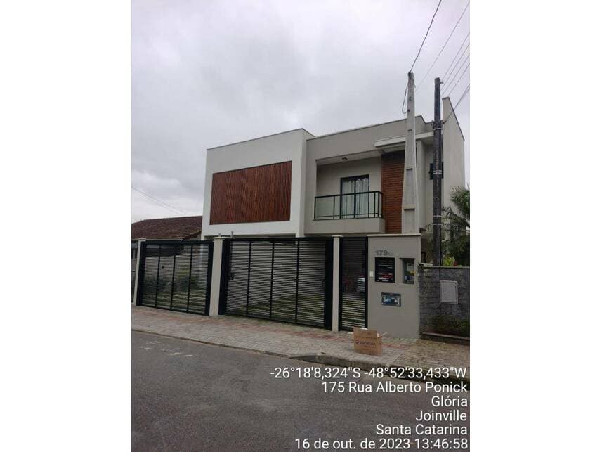 Casa em leilão em Joinville - SC — Casa à venda em leilão