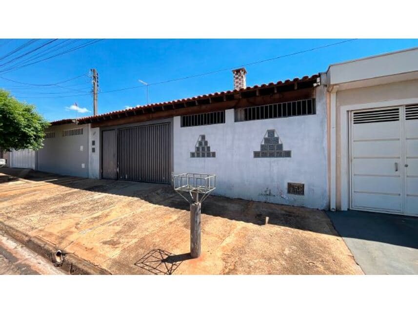 Casa em leilão em Jaboticabal - SP — Casa à venda em leilão