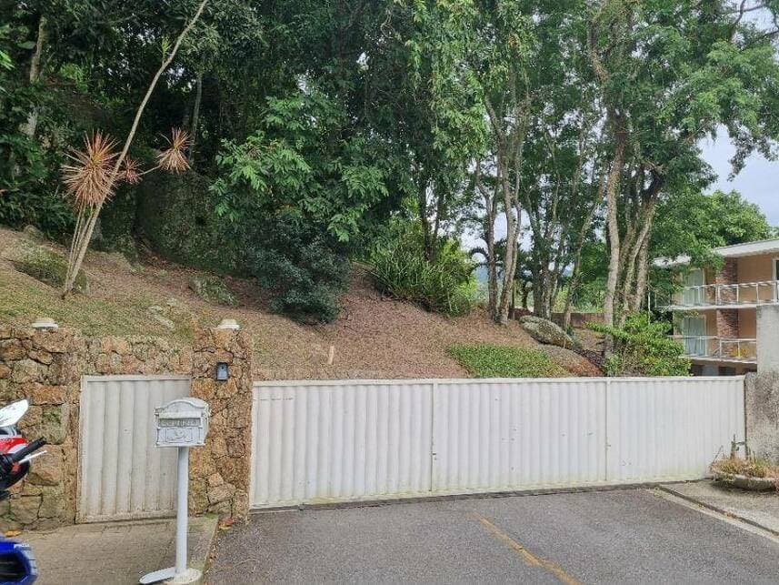 Casa em leilão em Niterói - RJ — Casa à venda em leilão