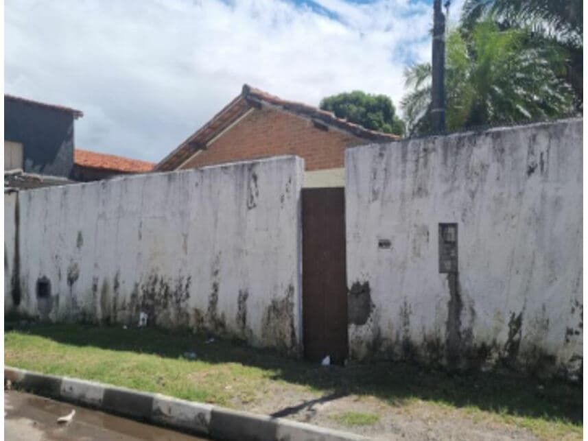 Casa em leilão em Lauro De Freitas - BA — Casa à venda em leilão