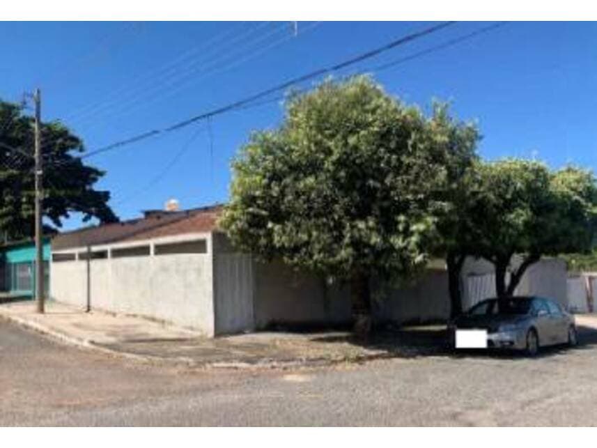 Casa em leilão em Barra Do Garças - MT — Casa à venda em leilão