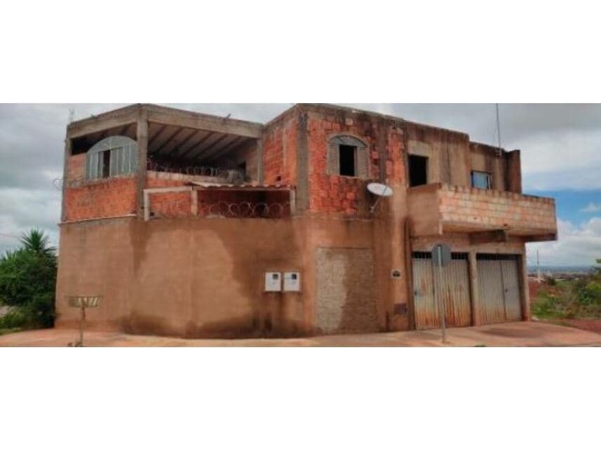 Casa em leilão em Montes Claros - MG — Casa à venda em leilão