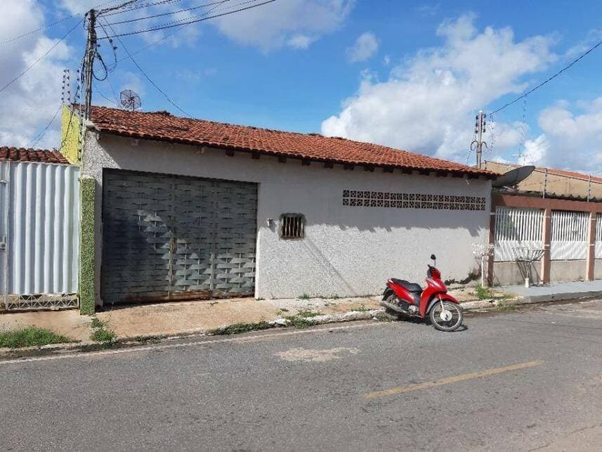 Casa em leilão em Várzea Grande - MT — Casa à venda em leilão