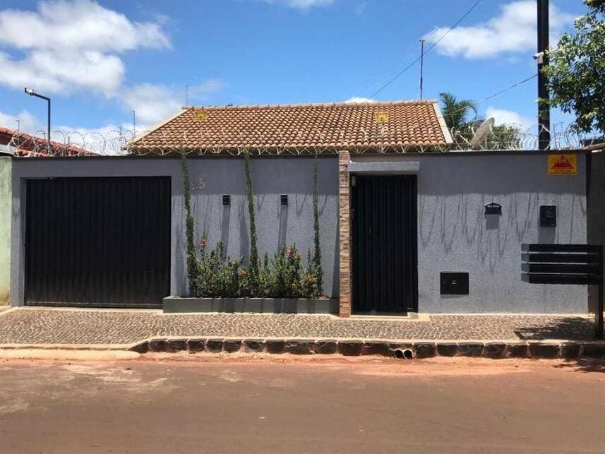 Casa em leilão em Goiatuba - GO — Casa à venda em leilão
