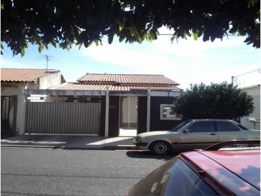 Casa em leilão em Araguari - MG — Casa à venda em leilão
