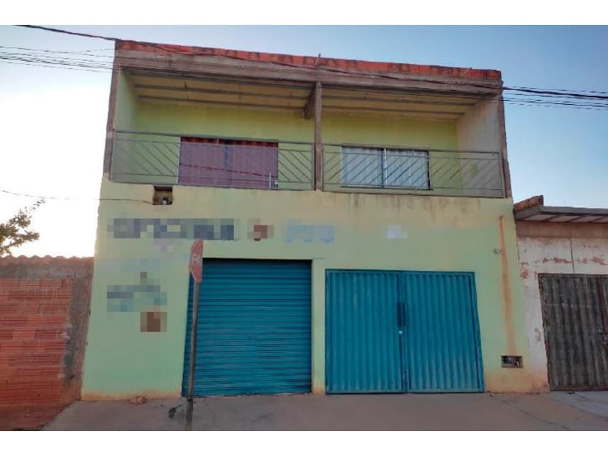 Casa em leilão em Montes Claros - MG — Casa à venda em leilão