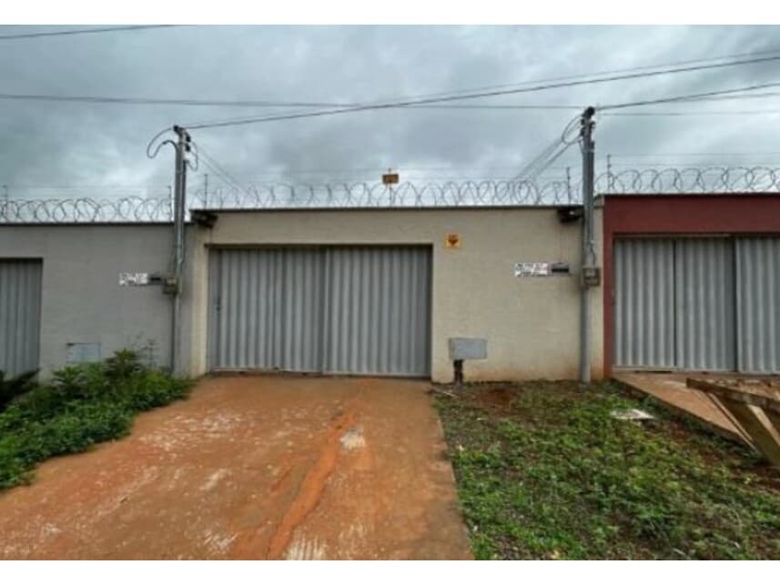 Casa em leilão em Trindade - GO — Casa à venda em leilão