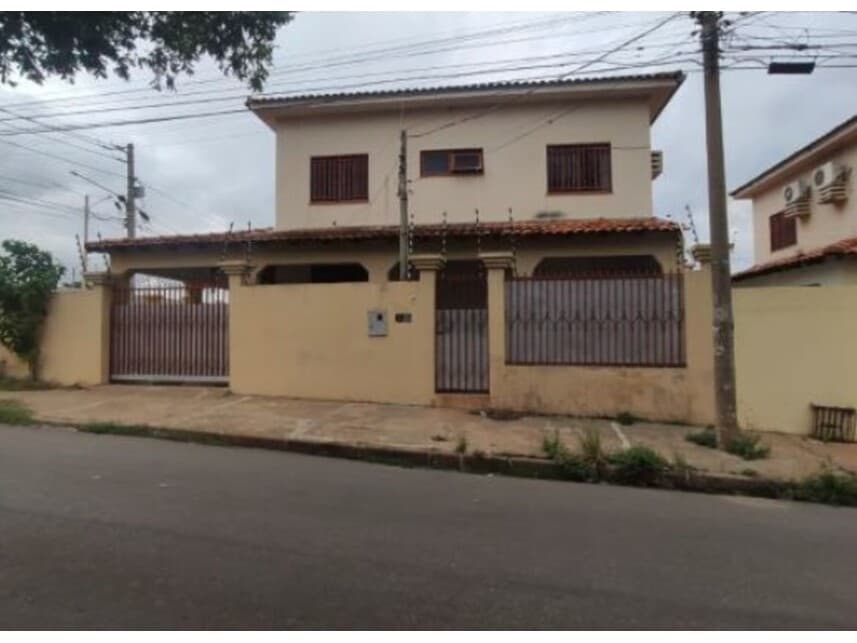 Casa em leilão em Várzea Grande - MT — Casa à venda em leilão