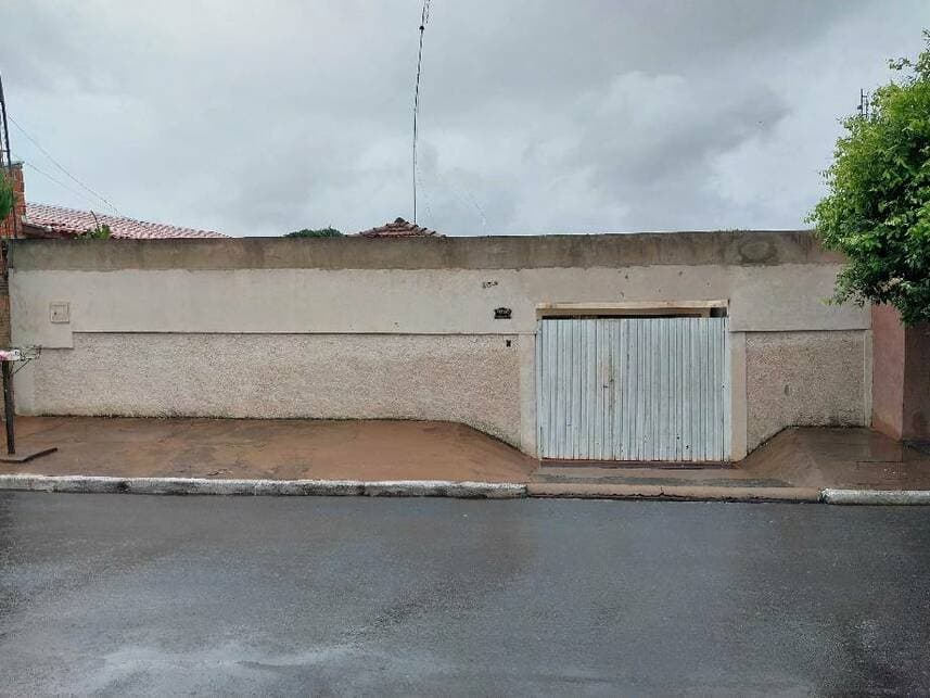 Casa em leilão em Bariri - SP — Casa à venda em leilão