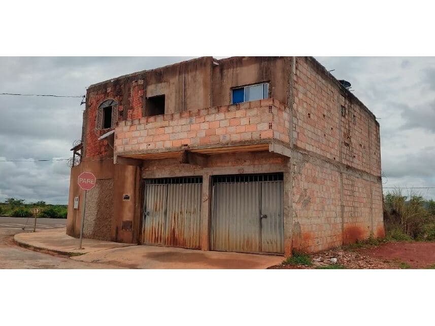 Casa em leilão em Montes Claros - MG — Casa à venda em leilão