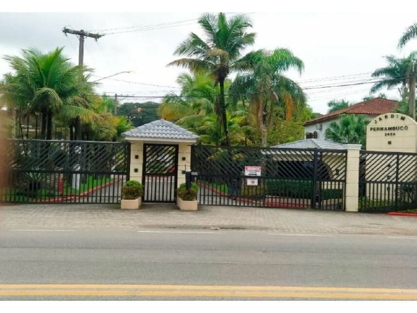 Foto 1 de 49: Casa em leilão em Guarujá - SP — Casa à venda em leilão