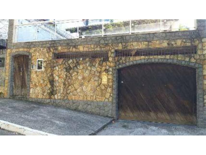 Casa em leilão em Rio De Janeiro - RJ — Casa à venda em leilão