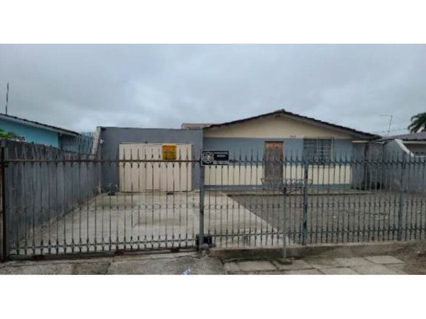 Foto 1 de 2: Casa em leilão em Curitiba - PR — Casa à venda em leilão