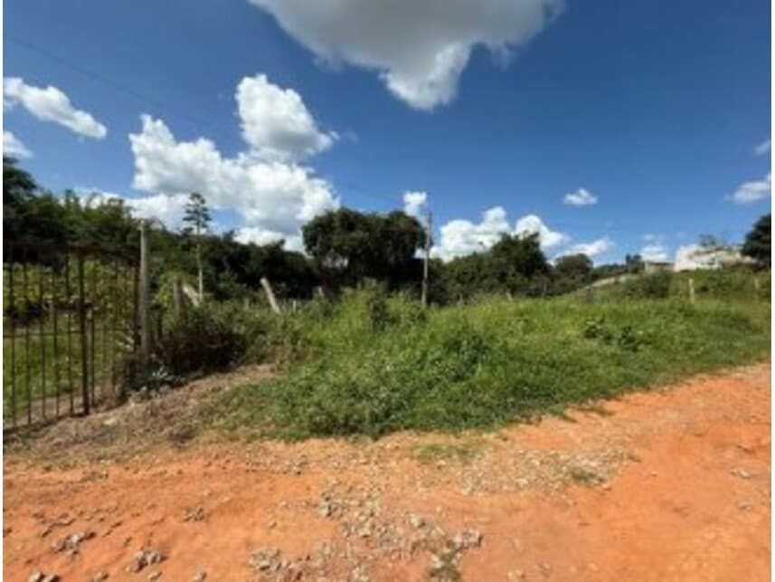 Casa em leilão em Bom Sucesso - MG — Casa à venda em leilão