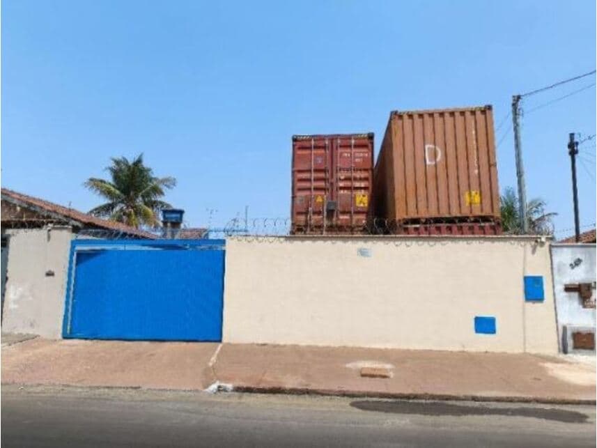 Casa em leilão em Itumbiara - GO — Casa à venda em leilão