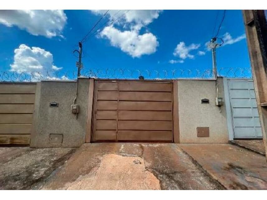 Casa em leilão em Trindade - GO — Casa à venda em leilão