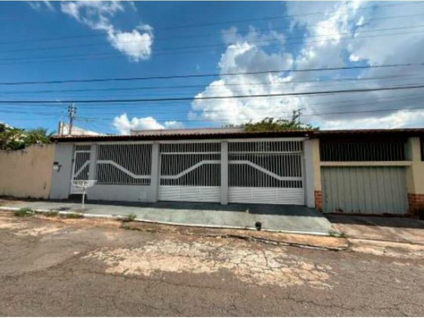 Casa em leilão em Goiânia - GO — Casa à venda em leilão