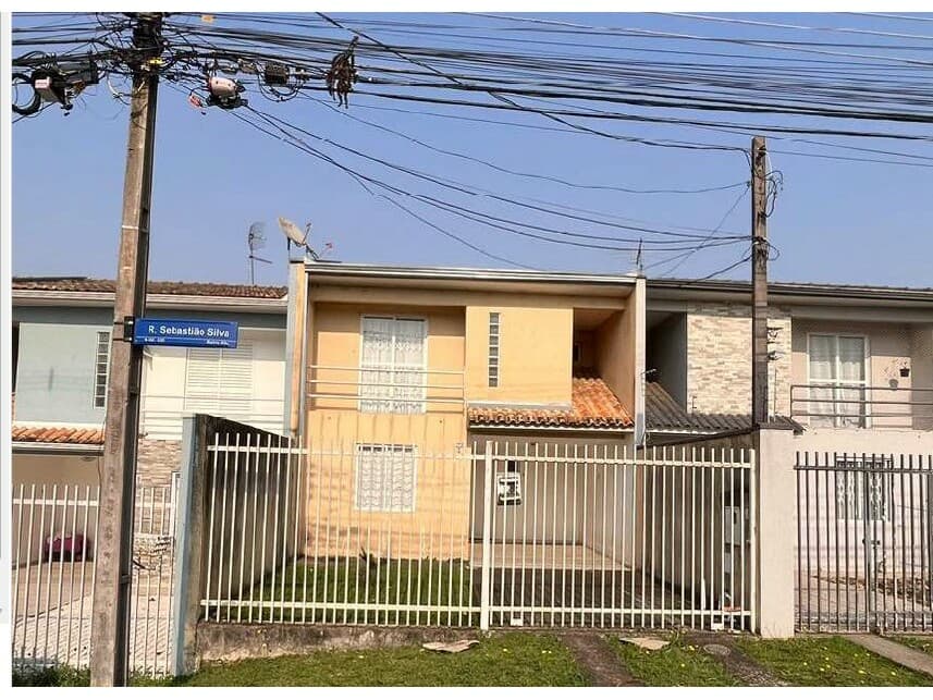 Casa em leilão em Curitiba - PR — Sobrado à venda em leilão