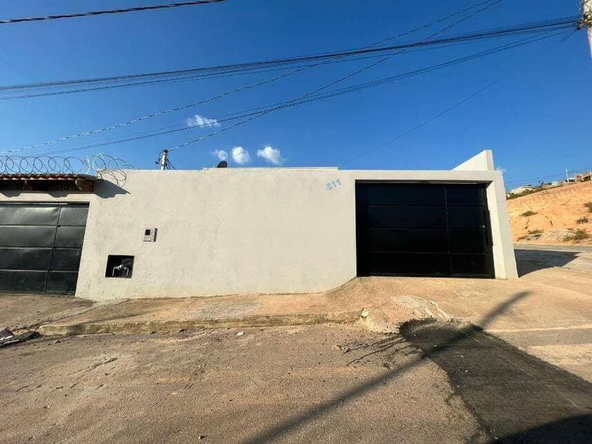 Casa em leilão em Nova Serrana - MG — Casa à venda em leilão