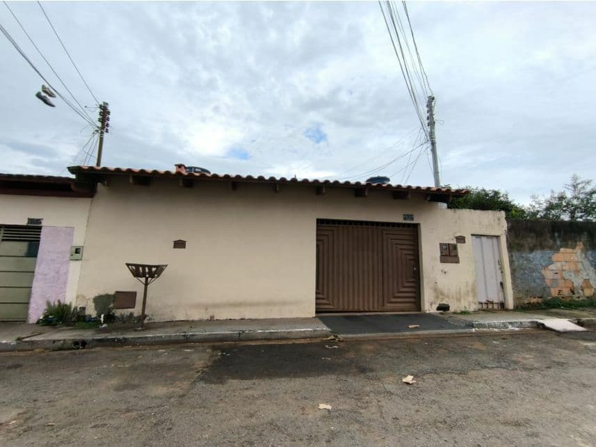Casa em leilão em Goiânia - GO — Casa à venda em leilão