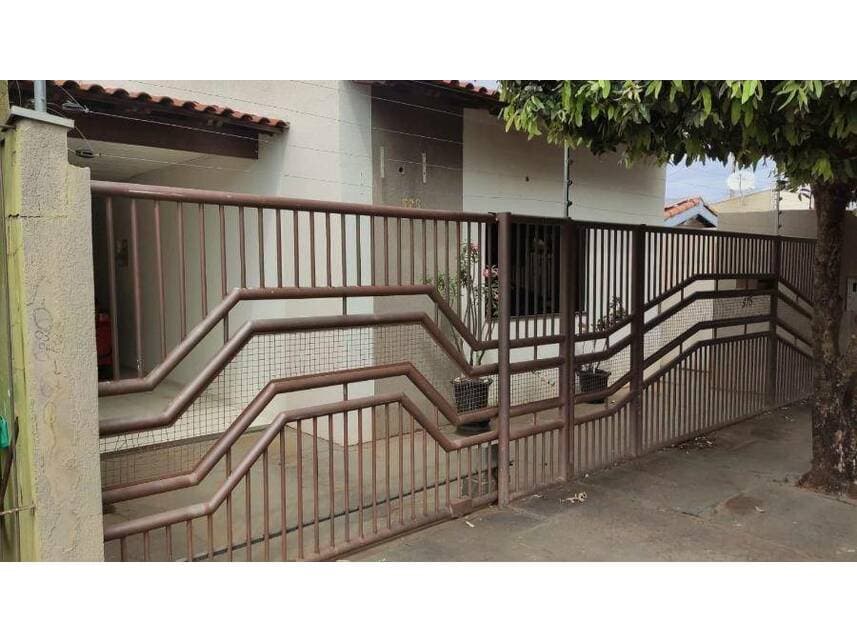 Foto 1 de 13: Casa em leilão em Rondonópolis - MT — Casa à venda em leilão