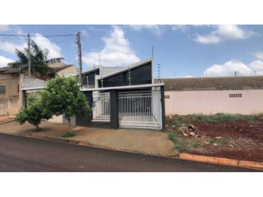 Casa em leilão em Rolândia - PR — Casa à venda em leilão