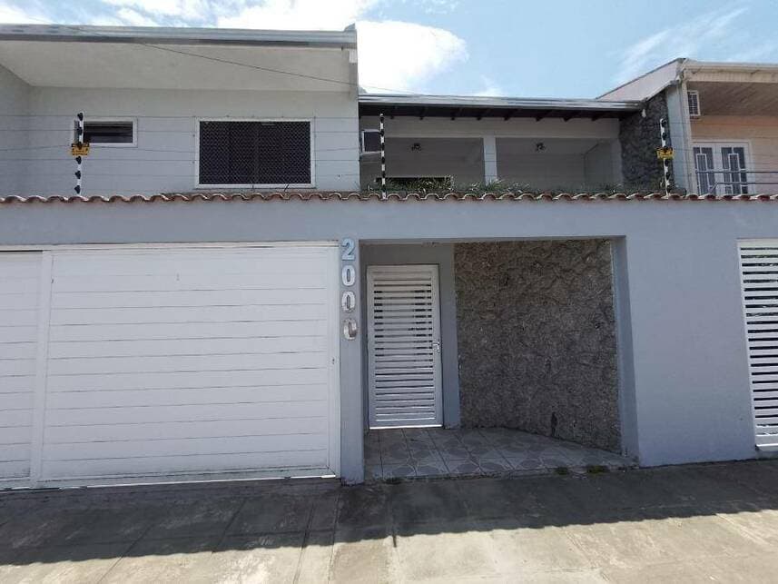Casa em leilão em Paranaguá - PR — Casa à venda em leilão