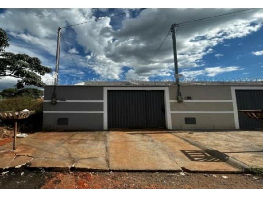 Casa em leilão em Trindade - GO — Casa à venda em leilão
