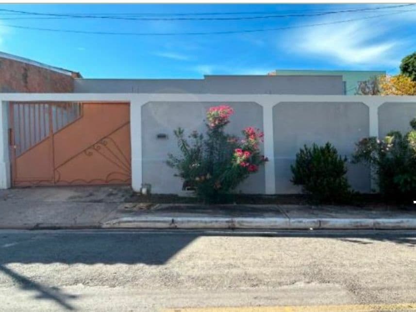 Casa em leilão em Cuiabá - MT — Casa à venda em leilão