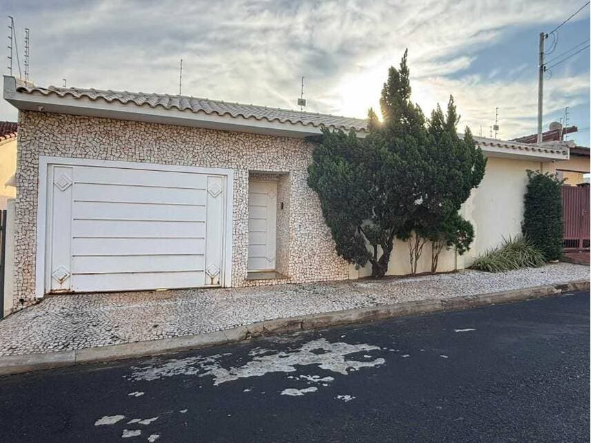 Casa em leilão em Dois Córregos - SP — Casa à venda em leilão