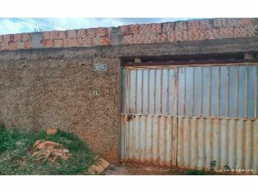 Casa em leilão em Luziânia - GO — Casa à venda em leilão