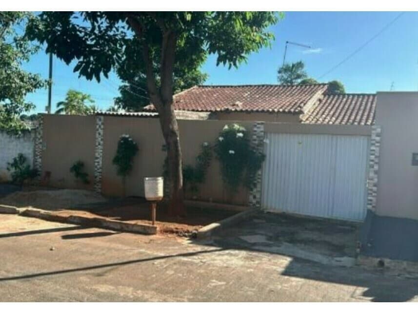 Casa em leilão em Trindade - GO — Casa à venda em leilão