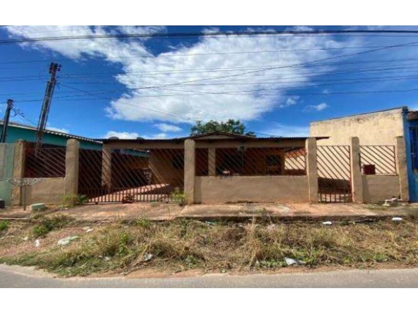 Casa em leilão em Cuiabá - MT — Casa à venda em leilão