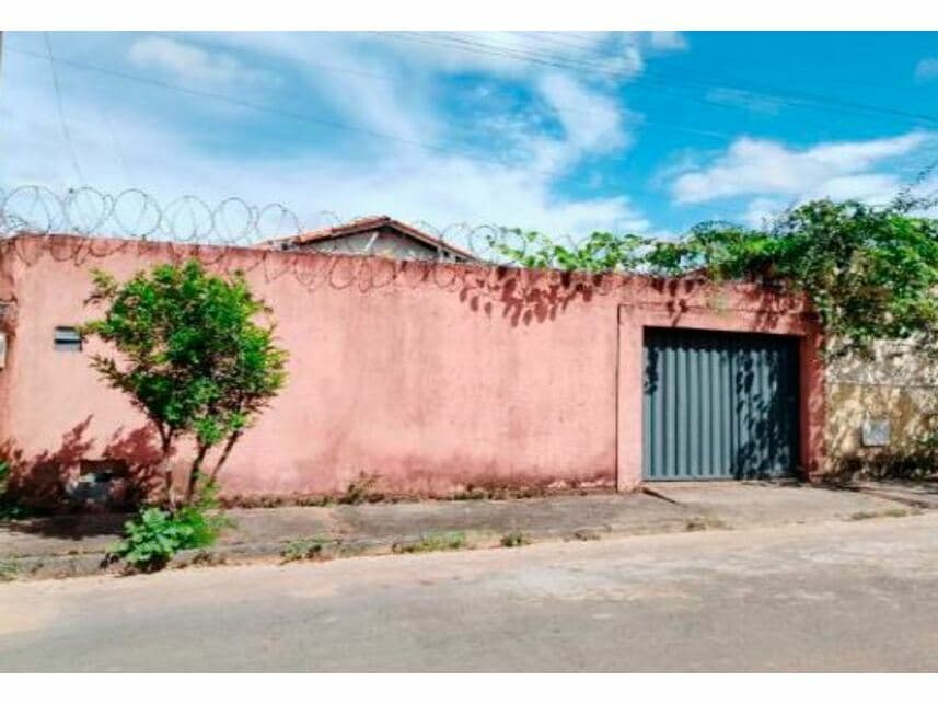 Casa em leilão em Montes Claros - MG — Casa à venda em leilão