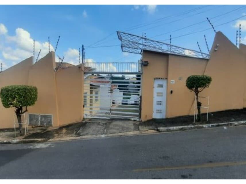 Casa em leilão em Cuiabá - MT — Casa à venda em leilão