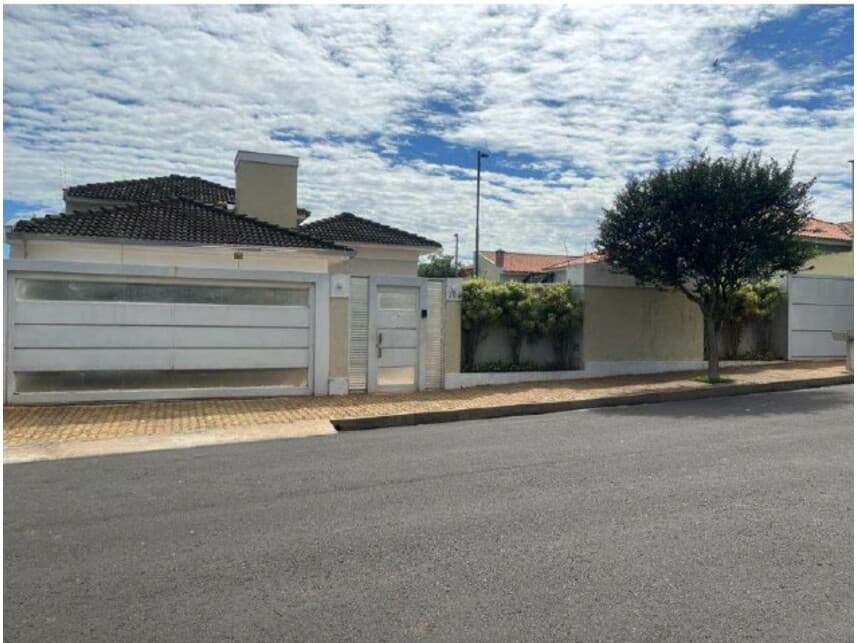 Casa em leilão em Piacatu - SP — Casa à venda em leilão