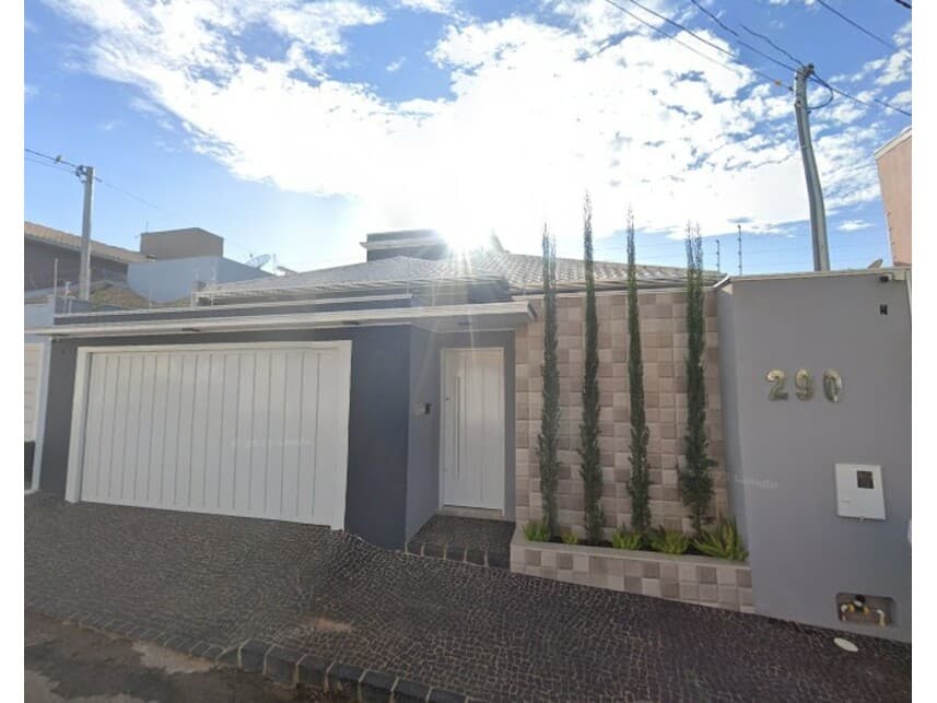 Foto 1 de 10: Casa em leilão em Catalão - GO — Casa à venda em leilão
