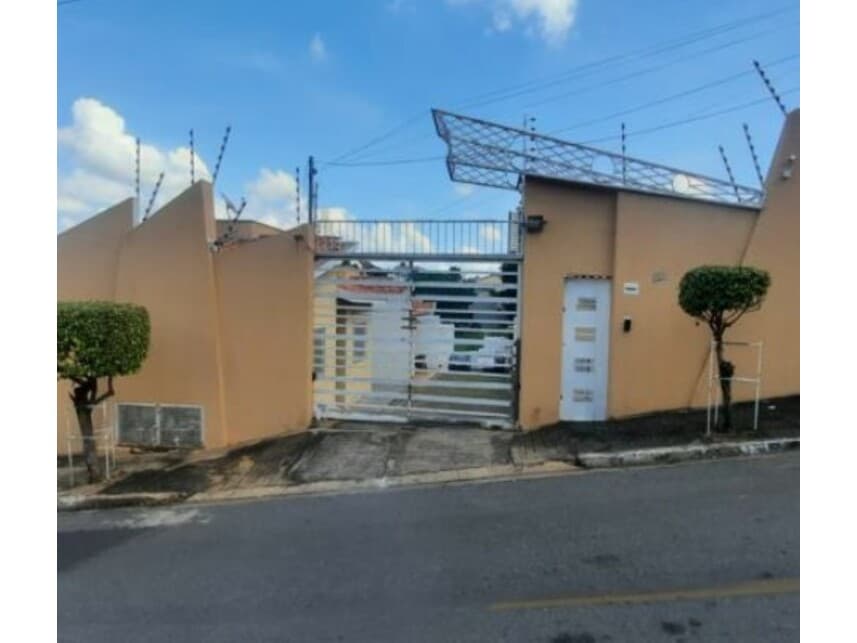 Casa em leilão em Cuiabá - MT — Casa à venda em leilão