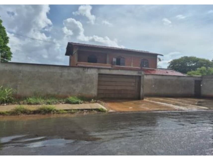 Casa em leilão em Aparecida De Goiânia - GO — Casa à venda em leilão