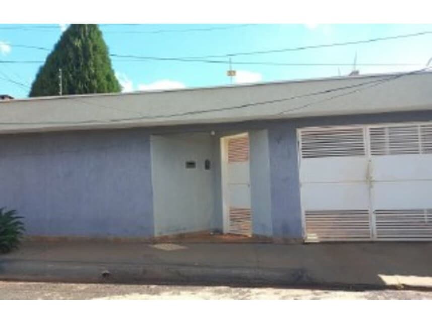 Casa em leilão em Luís Antônio - SP — Casa à venda em leilão