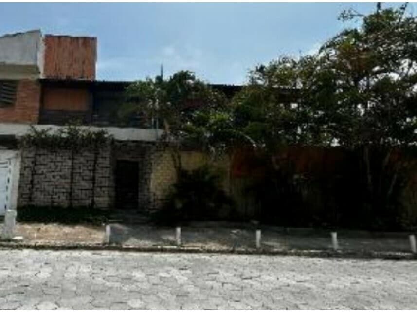 Casa em leilão em Guarujá - SP — Casa à venda em leilão
