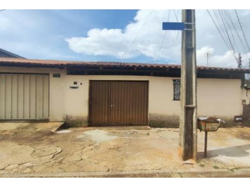 Casa em leilão em Goiânia - GO — Casa à venda em leilão