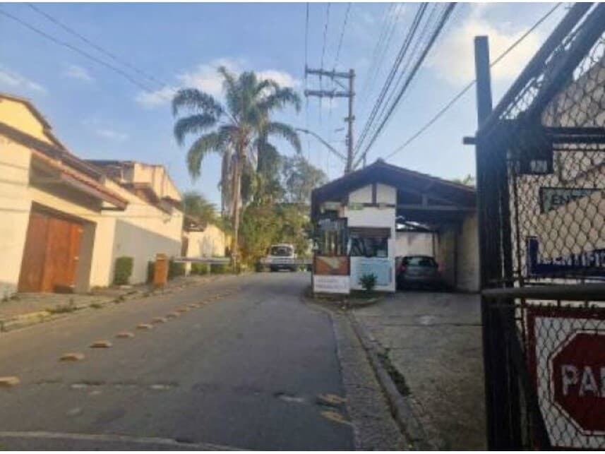 Casa em leilão em Cotia - SP — Casa à venda em leilão
